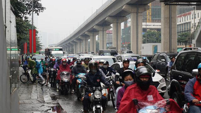 Phương tiện xe máy phải leo lên vỉa hè để thoát khỏi điểm ùn tắc trên đường Nguyễn Trãi.