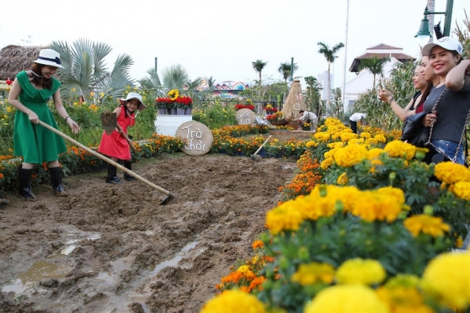 Du khách tham gia trực tiếp các hoạt động của lễ hội.