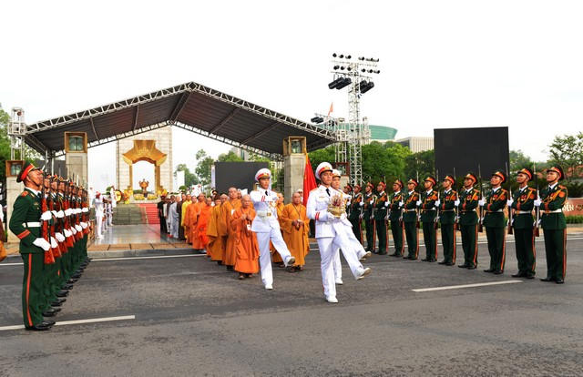 Chương trình rước chân linh các anh hùng liệt sĩ.