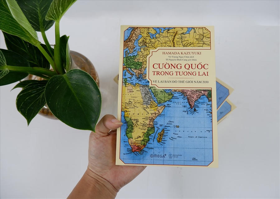 Cuốn “Cường quốc trong tương lai - vẽ lại bản đồ thế giới năm 2030” của Hamada Kazuyuki.