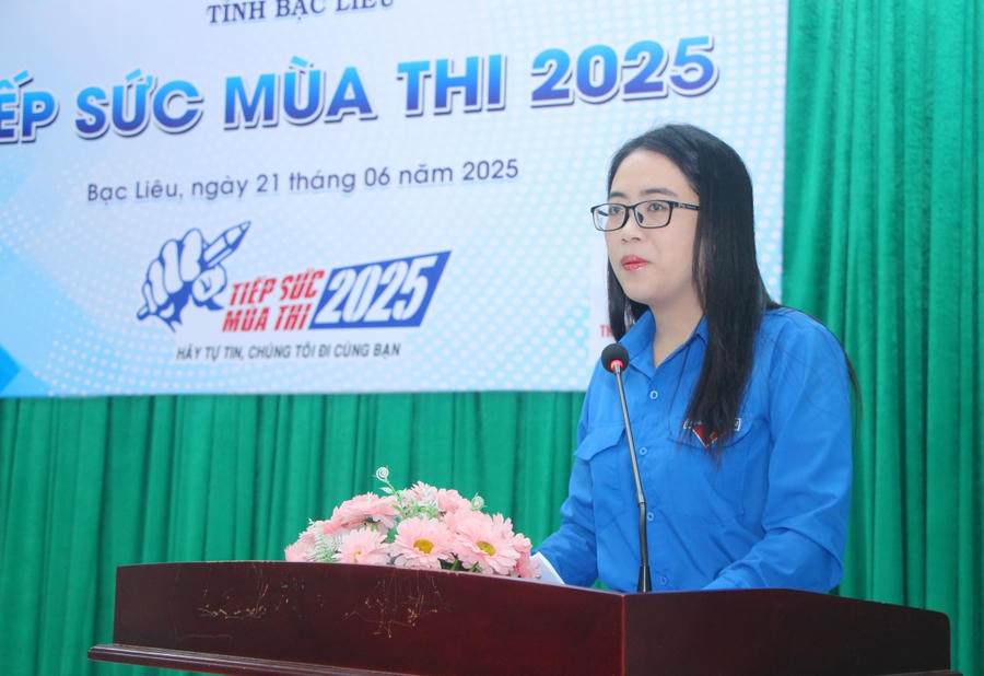 Chị Nguyễn Trang Anh Thư - Phó Bí thư, Chủ nhiệm Ủy ban Kiểm tra Tỉnh đoàn, Chủ tịch Hội Sinh viên Việt Nam tỉnh Bạc Liêu, phát biểu tại buổi lễ.
