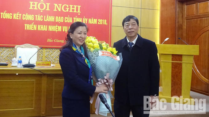 Bí thư Tỉnh ủy Bùi Văn Hải chúc mừng đồng chí Lê Thị Thu Hồng.  Ảnh Thu Phong