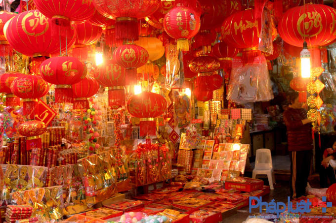 Những mặt hàng trang trí Tết với tông màu đỏ - vàng chủ đạo làm nổi bật cả con phố giữa lòng Hà Nội.