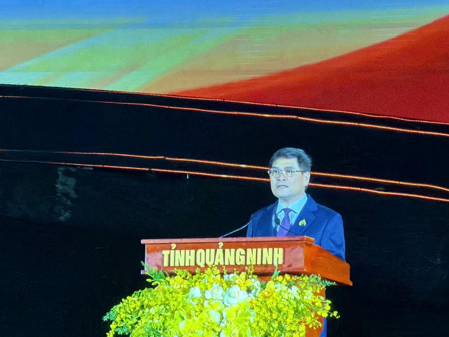 Chủ tịch UBND tỉnh Quảng Ninh Bùi Văn Khắng, đại diện các địa phương có di sản phát biểu tại buổi lễ.