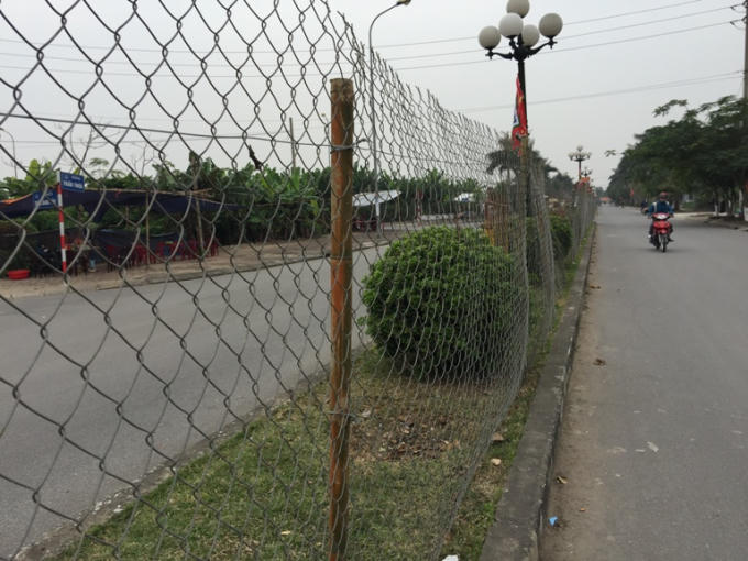 Lưới thép được dựng phân luồng giữa làn đường dành cho xe ưu tiên và làn đường dành cho du khách về khu vực trung tâm khai Ấn.