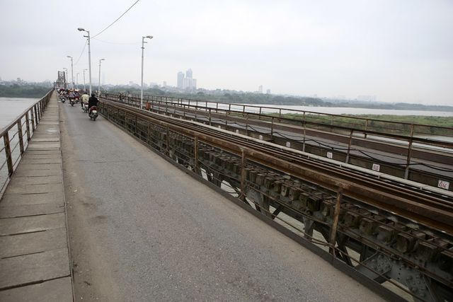 Lượng người ra vào trung tâm thành phố vắng, cầu Long Biên ít người qua lại.