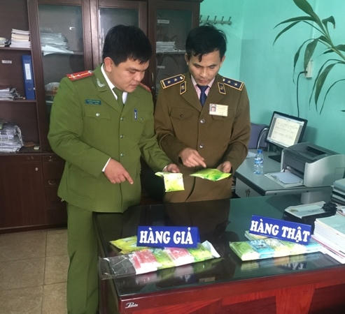 Ông Nhân cùng cán bộ PC 46 kiểm tra hàng giả, hàng kém chất lượng