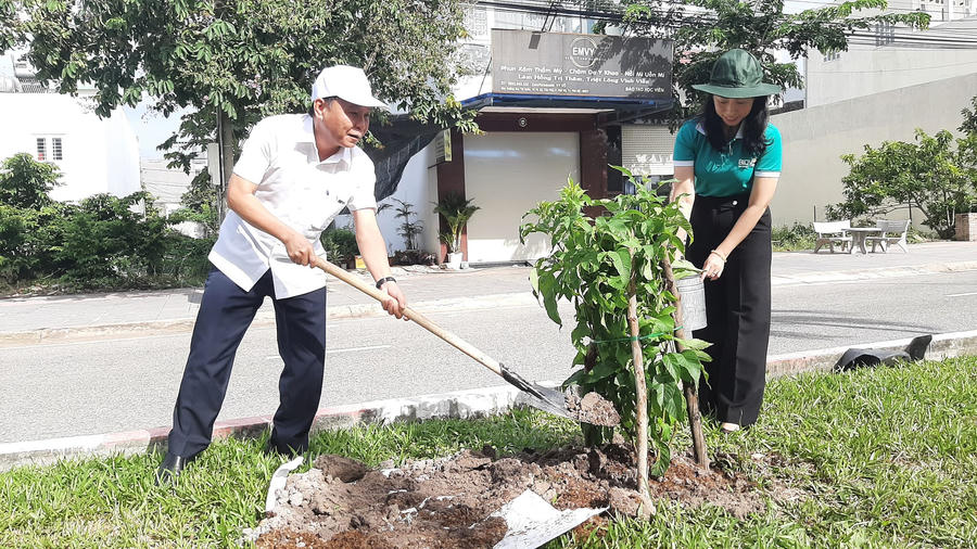 Ông Nguyễn Văn Việt – Tỉnh ủy viên - Bí thư Thị ủy Phú Mỹ trồng cây trong buổi Lễ phát động (ảnh: Mạnh Khá)