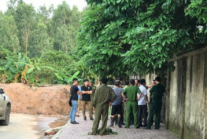 Lực lượng chức năng tiến hành bắt giữ đàn chó tấn công bé trai tử vong.