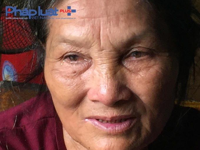 Bà Hợi tủi thân khi tuổi cao sức yếu không có người thân bên cạnh..mưa gió ngoài sân cũng như trong nhà. Nhớ lại những năm tháng sống trong kháng chiến bà Hợi xúc động: "Tham gia kháng chiến là vậy, hy sinh tuổi trẻ như vậy giờ về gia không còn ai thân thích tủi lắm. Mãi đến năm 2008 tôi mới được giải quyết chế độ, nhưng chế độ đó cũng không đủ tiền thuốc men hàng tháng".