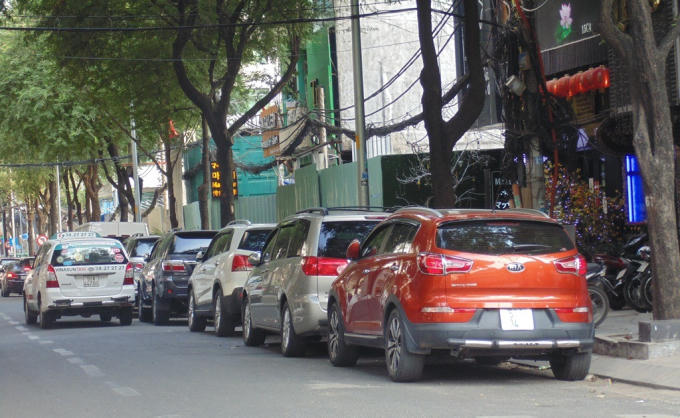 Xe ô tô đỗ tràn lan trên đường Thi Sách.