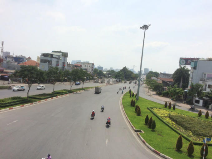 Đầu giờ chiều mùng 5 Tết, cửa ngõ vào bến xe miền Đông vắng vẻ. Các nhà xe được cho là trả khách ở khu vực giáp ranh với tỉnh Bình Dương và lập tức quay về tỉnh đón khách.