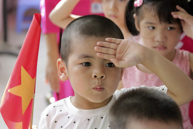 Quá trình phát triển của trường chia làm 3 giai đoạn chính, giai đoạn 1 1977 - 1981 bằng nhiều hình thức và phương pháp giáo dục đặc biệt giúp trẻ có tật thính giác trở thành người lao động có khả năng giao tiếp bằng ngôn ngữ nói, có trình độ học vấn tương đương bậc tiểu học, có khả năng làm nghề phù hợp.