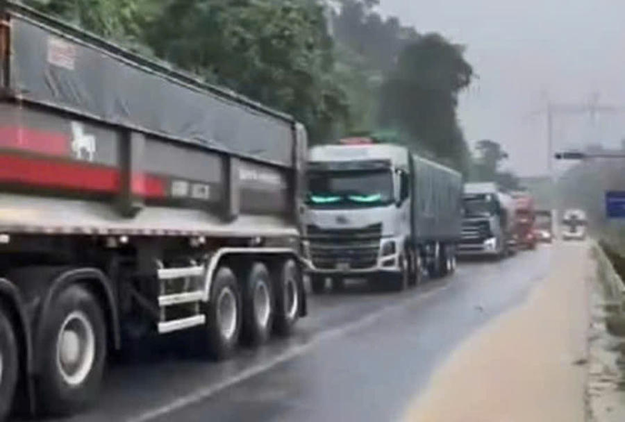 Ngay lúc này nhiều phương tiện di chuyển qua đèo Lò Xo khiến lục lượng CSGT phải điều tiết, phân luồng giao thông liên tục. Ảnh: Trần Nghĩa