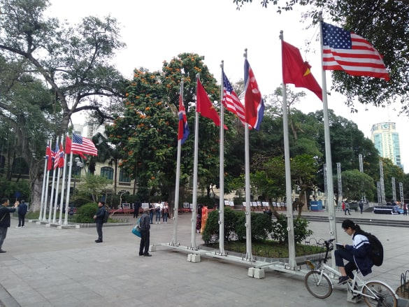 Trước vườn hoa Lý Thái Tổ cờ 3 nước được treo rất trang nghiêm, sẵn sàng chào đón sự gặp mặt của hai nhà lãnh đạo Mỹ -Triều Tiên.