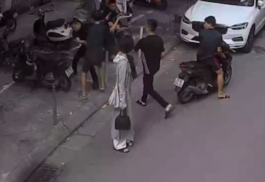 Hình ảnh anh Hoàng Trung Thành bị người đàn ông cầm hung khí hành hung. Ảnh: Cắt từ Clip