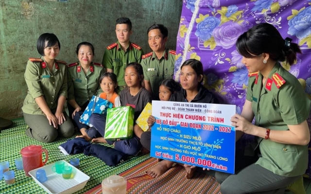 Công an thị xã Buôn Hồ: Hướng về cơ sở, giao lưu văn hóa, thể thao tại xã Ea Drông