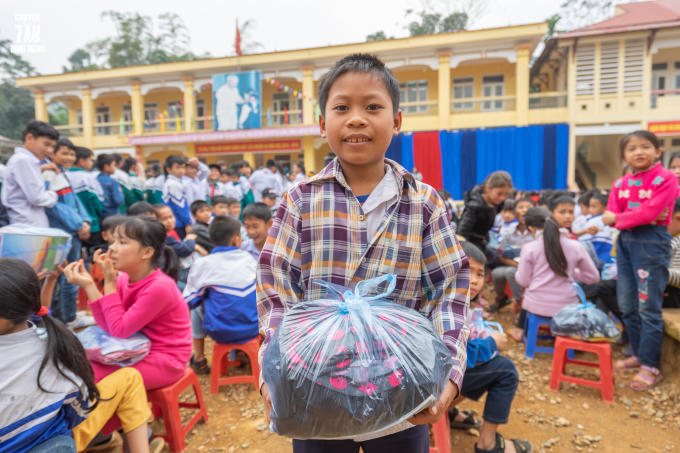 "Em sẽ học thật giỏi để sau này lớn lên làm bác sĩ, chữa bệnh miễn phí cho tất cả mọi người ở đây để ai cũng có một cuộc sống ấm no, hạnh phúc." - sự hồn nhiên, ngây thơ nhưng lại vô cùng chân thật trong câu nói của em Bùi Anh Văn - Học sinh lớp 5D.