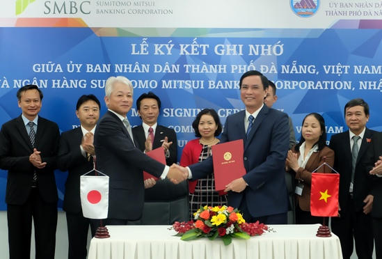 Phó Chủ tịch UBND thành phố Trần Văn Miên (phải) và đại diện SMBC ký kết Biên bản ghi nhớ hợp tác. Ảnh: Danang.gov.vn.
