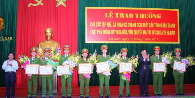 Tỉnh ủy, HĐND, UBND tỉnh Hà Nam khen thưởng và trao thưởng 100 triệu đồng cho Công an Hà Nam và Cục Cảnh sát điều tra tội phạm về ma túy, Bộ Công an.