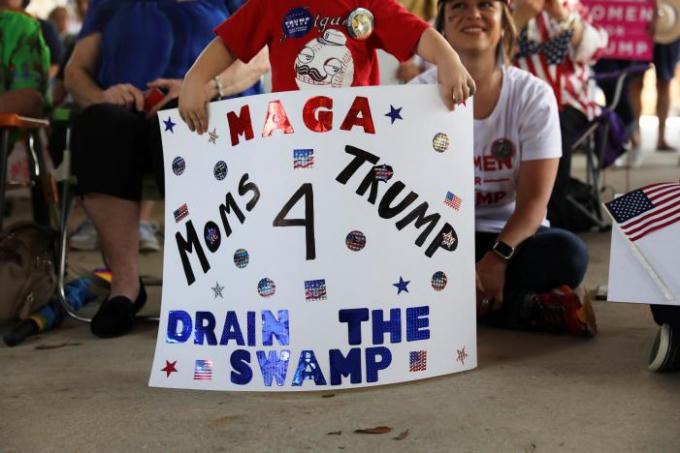 Được biết, một số người đứng đầu phong trào tuần hành ủng hộ Trump là người của đảng Trà - lực lượng chính trị bảo thủ nhất trong nội bộ đảng Cộng hòa.