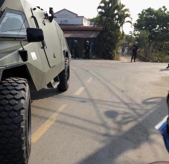 Xe bọc thép được điều đến hiện trường (Ảnh người dân cung cấp).