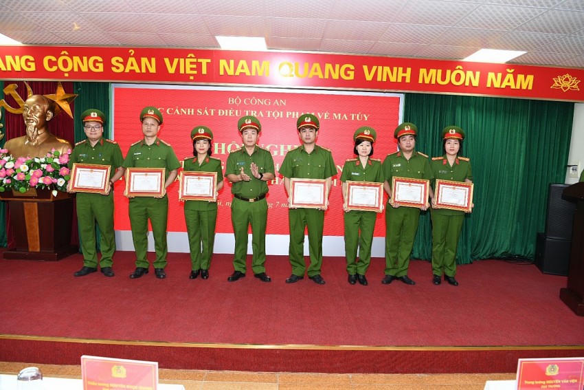 Lãnh đạo Cục Cảnh sát điều tra tội phạm về ma tuý trao Giấy khen cho các cá nhân có thành tích xuất sắc. Ảnh: C04.