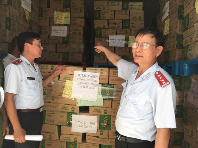 Cơ quan chức năng kiểm tra nước C2 nhiễm chì. (ảnh: Zingnew)