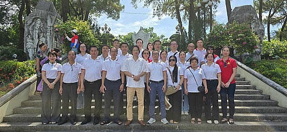 Phó Tổng Biên tập Trần Ngọc Hà thắp hương tại các mộ phần anh hùng liệt sỹ tại Nghĩa trang liệt sỹ Quốc gia Trường Sơn và cùng các đồng nghiệp thỉnh chuông tại Nghĩa trang.