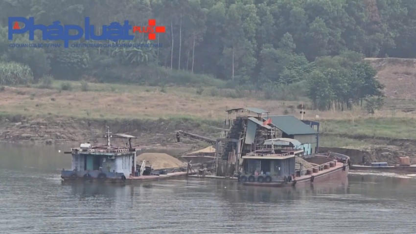 Những con tàu hút cát sỏi của Công ty An Viên.
Những con tàu hút cát sỏi của Công ty An Viên.