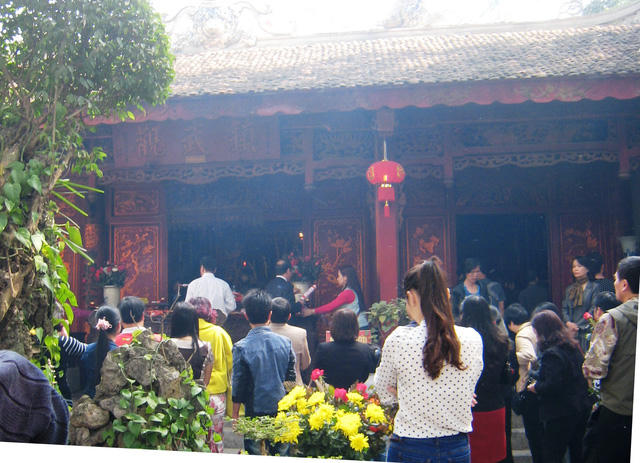 Đi lễ chùa đầu năm đã trở thành nét đẹp ngày Tết của người dân. Ảnh: Hà Dương/giadinh.net