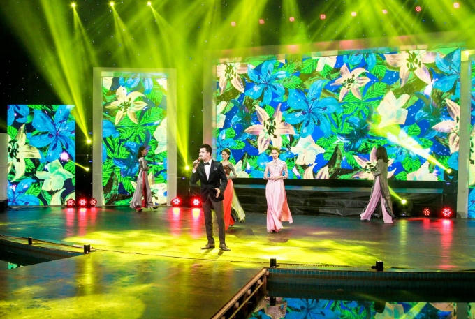 Ca sĩ Quang Dũng hát khúc ca xuân cùng dàn người mẫu trình diễn bộ áo dài "Sắc Xuân" của NTK La Hằng.