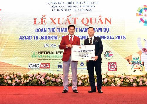 Ông Phạm Tường Huy - Tổng giám đốc Herbalife Việt Nam (bên phải) cho biết sẽ tiếp tục ủng hộ tinh thần của đoàn thể thao Việt Nam.