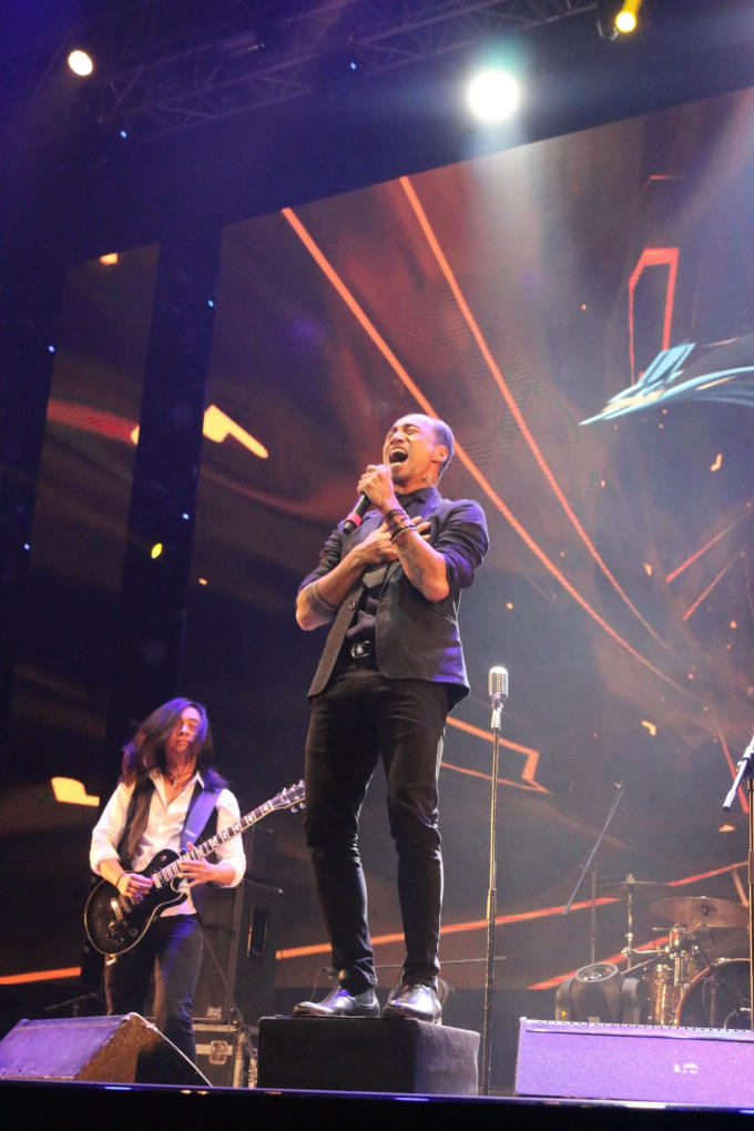 Phạm Anh Khoa đầy lịch lãm khi thể hiện bài hát Cha và con.