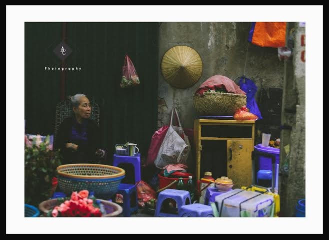 Bóng cụ bà bên hàng chợ ngày cuối năm.