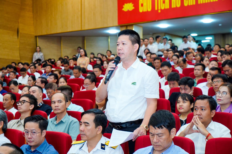 Đại diện doanh nghiệp kiến nghị tại cuộc đối thoại.