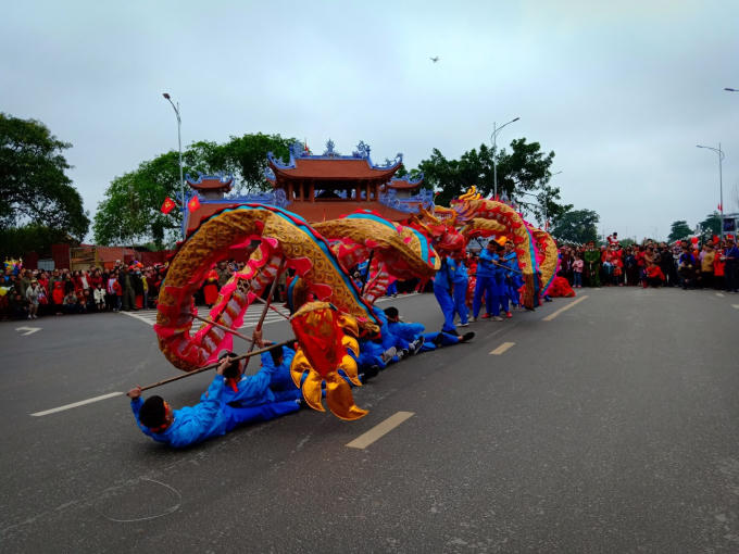 Những màn múa Lân - Rồng ở đền Kỳ Cùng để đón đoàn kiệu từ đền Tả Phủ.