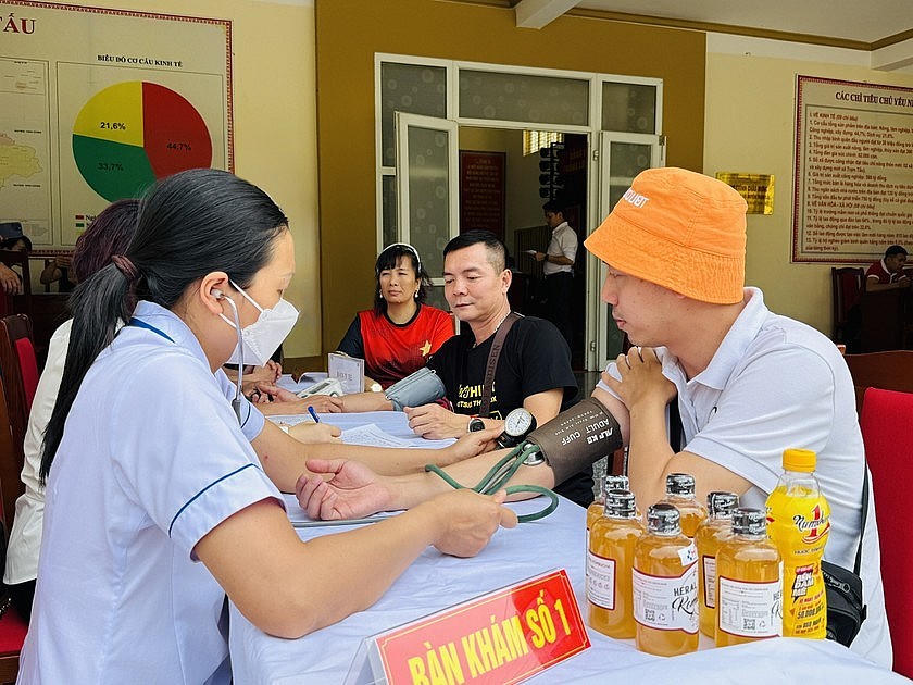 Nhà báo Vũ Hải Việt (áo đen) rất phấn chấn và tự hào khi được tham gia Giải leo núi Bước chân trên mây - Chinh phục đỉnh Tà Xùa.