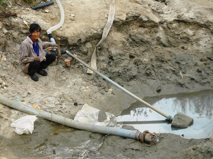 Nông dân 2 thôn Trung Sơn và Thượng Sơn băm vằm suối Cát vắt từng giọt nước cứu 136 ha lúa.Nông dân 2 thôn Trung Sơn và Thượng Sơn băm vằm suối Cát vắt từng giọt nước cứu 136 ha lúa.