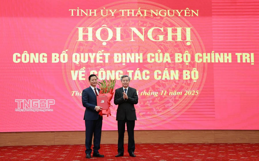 Lãnh đạo Ban tổ chức Trung ương trao quyết định và tặng hoa chúc mừng tân Phó Bí thư tỉnh ủy Thái Nguyên Vương Quốc Tuấn.