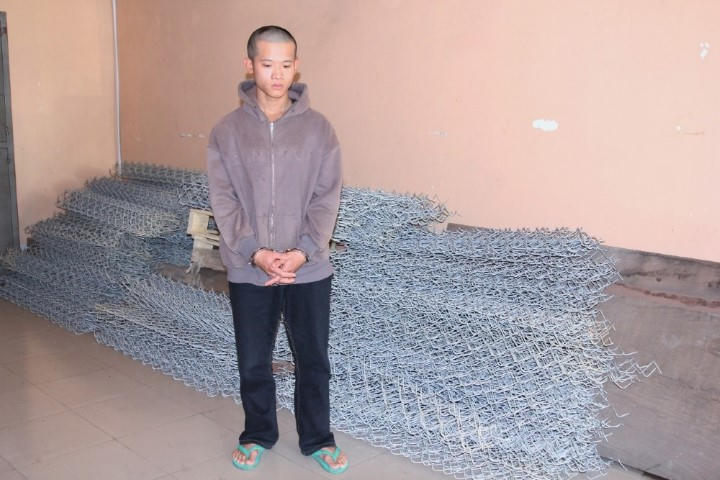 Đối tượng Nguyễn Cao Siêu cùng tang vật.