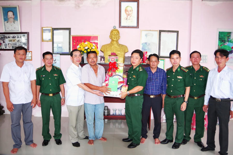 Đại tá Phạm Minh Giang - Bí thư Đảng ủy, Chính ủy BĐBP tỉnh Cà Mau thăm hỏi, động viên và tặng quà thân nhân gia đình Anh hùng lực lượng vũ trang Nhân dân Bông Văn Dĩa (xã Tân Ân).