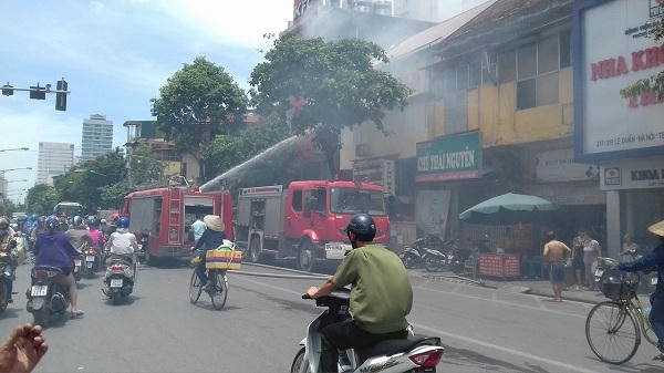 H&agrave; Nội: Ch&aacute;y lớn cạnh nh&agrave; h&agrave;ng KFC tr&ecirc;n đường L&ecirc; Duẩn