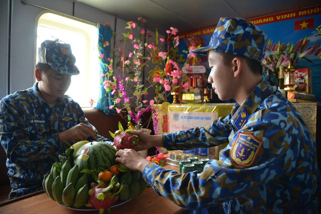 Để có một mùa xuân bình yên là cả sự hy sinh thầm lặng của những chiến sĩ Cảnh sát biển Việt Nam. Giữa mênh mông biển trời ngày Tết, người lính biển đang tập trung nhiệm vụ bảo vệ chủ quyền thiêng liêng của Tổ quốc.