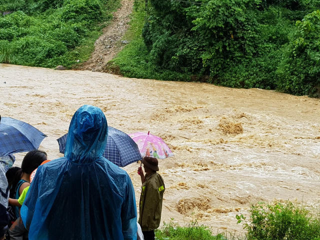 Người dân bản Na Lợt muốn qua suối Nậm Hỷ phải đợi nước rút. Những ngày qua, do mưa lớn ở thượng nguồn cộng thêm nước lũ đổ từ Lào về đã làm nước dâng cao gây chia cắt cục bộ, người dân trong bản Na Lợt bị cô lập hoàn toàn.