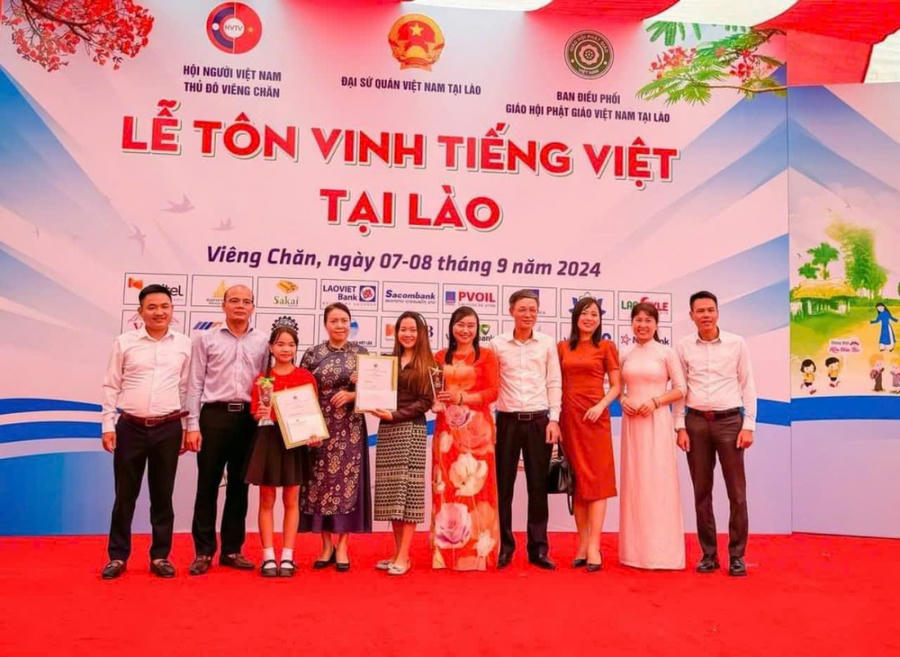 Thạc sĩ Nguyễn Thị Hiền với Kỉ niệm chương của cô học trò khoa Tiếng Việt đạt giải Nhì cuộc thi kể chuyện Tiếng Việt trong Lễ tôn vinh Tiếng Việt tại Lào tháng 09/2024