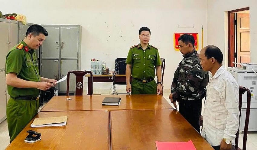 Cơ quan chức năng tống đạt các quyết định tố tụng đối với Thanh và Tài. (Ảnh: Công an Tuyên Quang).