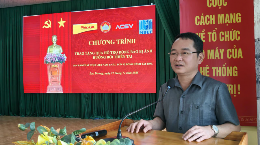 TS Vũ Hoài Nam - Bí thư Đảng uỷ, Tổng Biên tập Báo Pháp luật Việt Nam chia sẻ với người dân chịu ảnh hưởng bởi thiên tai.