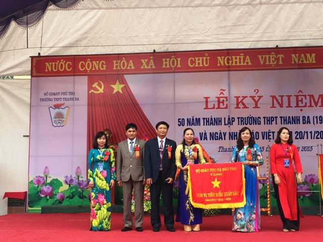 Ban giám hiệu đón nhận cờ thi đua xuất sắc của Bộ giáo dục và đào tạo.