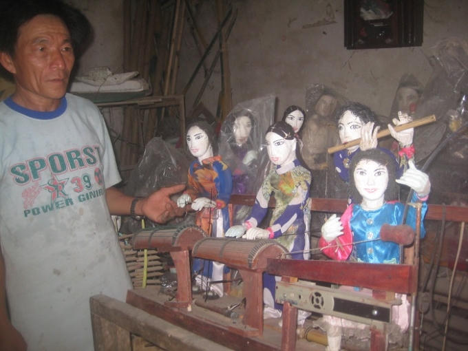 Ông Thân bên những "đứa con tinh thần" của mình. Ảnh Duy Ngợi